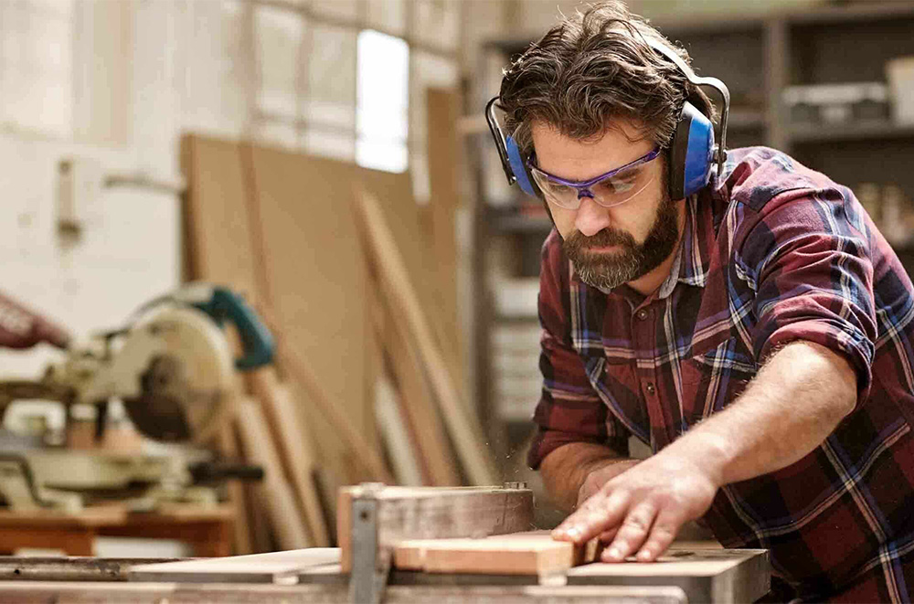 Отделкой деревянных элементов изделий занимаются специалисты своего дела в третьем поколении